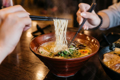 碗,猪肉,面条,汤,骨骼,玉米,上菜,女人,海藻,叉腰
