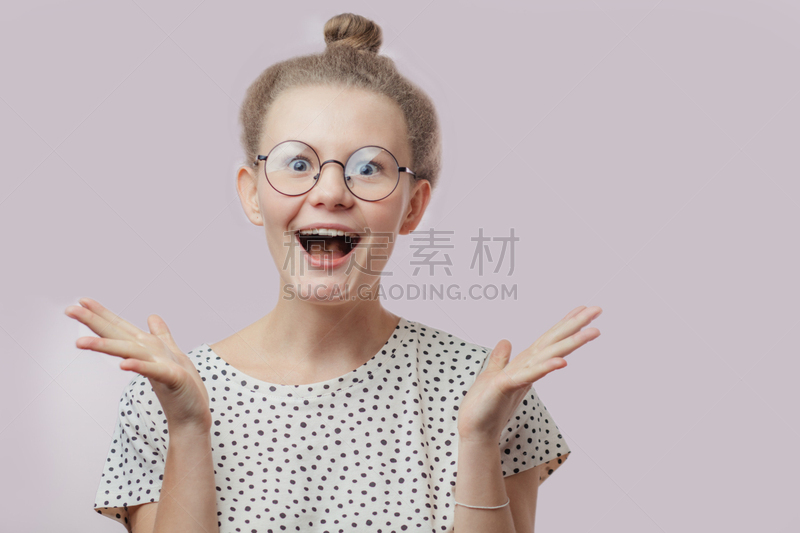 可爱的,女人,金色头发,衣服,看,购物中心,商务,空的,比例,背景分离