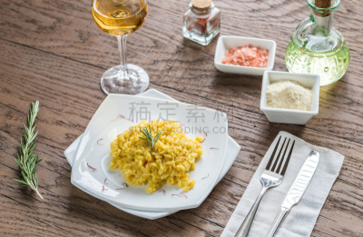 藏红花,意大利调味饭,米兰式食物,配方,奶油,白色,意大利食品,瓶子,晚餐