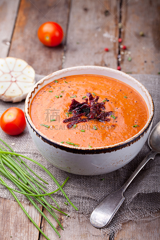 西红柿汤,番茄干,木制,背景,垂直画幅,素食,椒类食物,开胃品,奶油,乡村风格