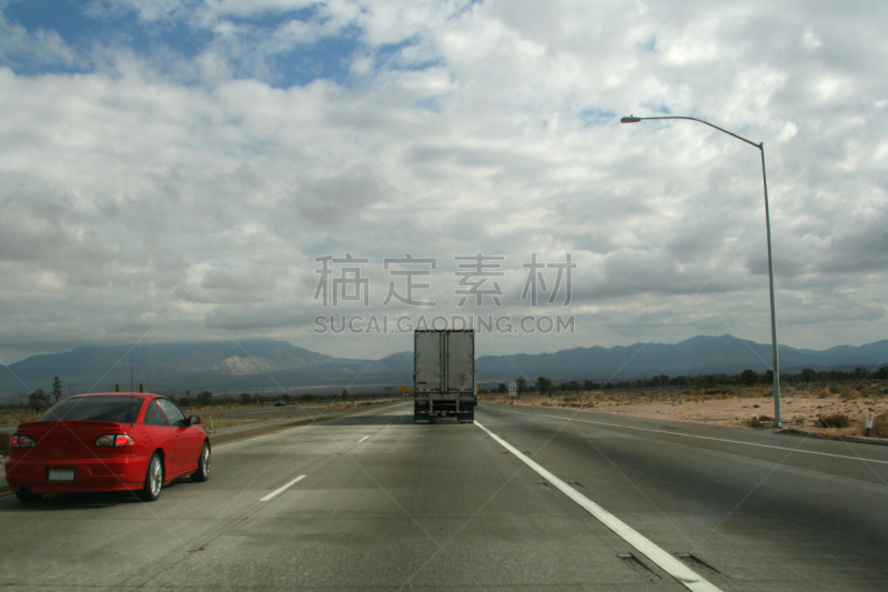 卡车,汽车,合流标志,水平画幅,在之后,户外,多车道公路,商用车,山,美国州际公路