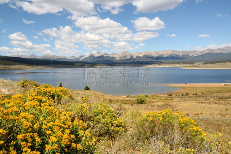 湖,山景城,撒瓦琪山脉,水,水平画幅,无人,蓝色,水库,户外,草