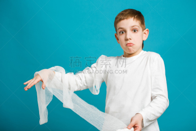 白色,绷带,男孩,正下方视角,衣服,创可贴,身体受伤,水平画幅,白人,痛苦