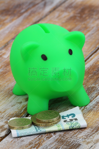 小猪扑满,几乎,垂直画幅,折叠的,储蓄,绿色,木制,无人,色彩鲜艳,乡村风格