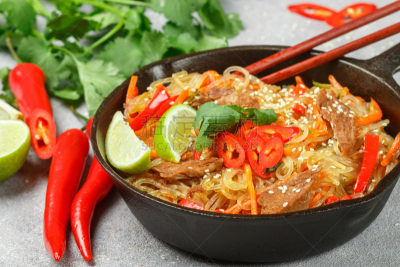 酱油,胡瓜,芝麻,灯笼椒,蔬菜,香料,辣椒,酸橙,胡萝卜,牛肉