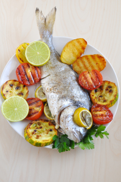 海鲷,蔬菜,动物头,镀金的,罗非鱼,gilthead bream,焦黄面包,餐具,垂直画幅,素食