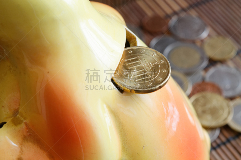 存钱罐,洞,巷,20欧元分币,侧面视角,背景聚焦,分币符号,行窃团伙,欧元符号,工资