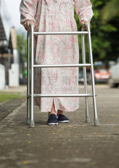 街道,老年女人,助行架,流动的行人,十字路口,脊柱,家庭护理,急救员,垂直画幅,替代疗法