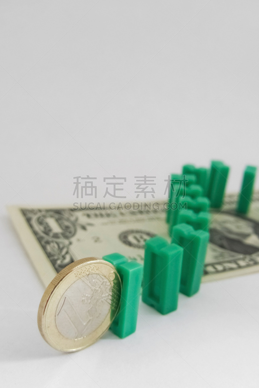 骨牌,美国一美元钞票,利率,垂直画幅,储蓄,无人,金属,特写,汇率,商业金融和工业