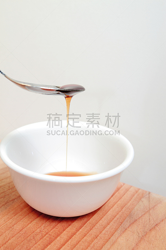 蜂蜜,汤匙,垂直画幅,褐色,金属,糖浆,白色,撒出,碗