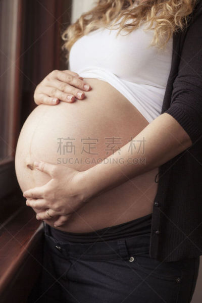 女人,垂直画幅,美,30到39岁,灵性,父母,新婚夫妇,腹腔,结婚戒指,订婚戒指