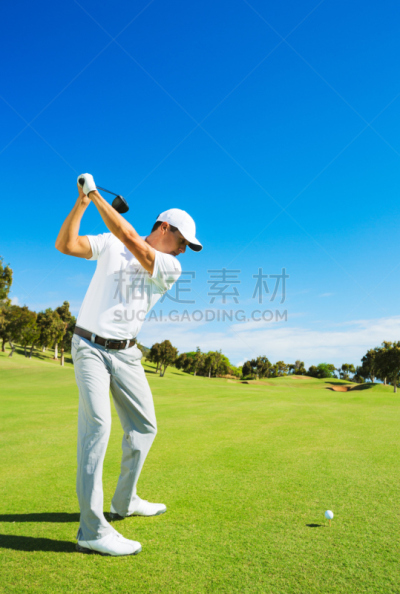 高尔夫球运动,进行中,男人,开球,高尔夫球,自然,垂直画幅,人,夏天,户外
