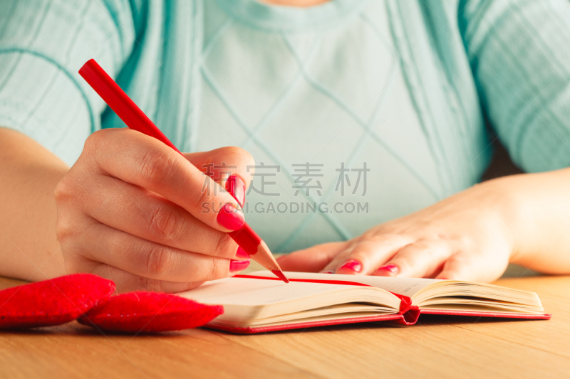 红色,动物心脏,包装纸,女人,诗人,诗,咖啡馆,水平画幅,文学,自动后期制作过滤器