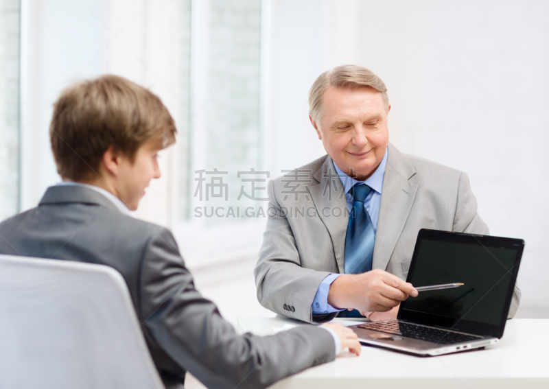 笔记本电脑,青年男人,中老年男人,讲师,留白,男商人,新创企业,经理,青年人,专业人员