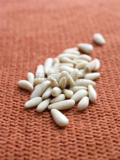 松籽,新式食品,垂直画幅,正面视角,留白,芳香的,素食,食物的样式,干的,地中海美食