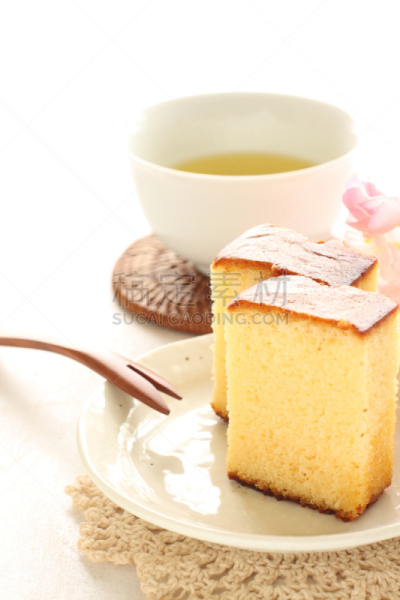 日式蜂蜜蛋糕,海绵蛋糕,日本食品,垂直画幅,留白,饮食,无人,色彩鲜艳,蛋糕,白色背景