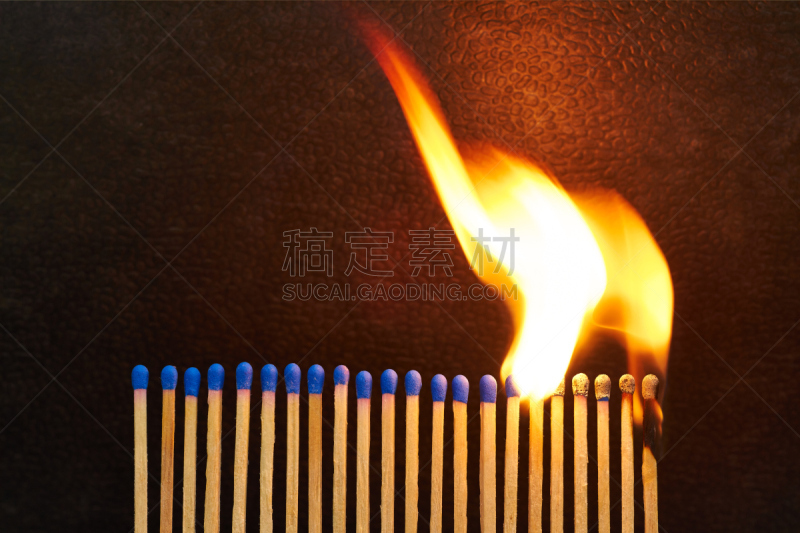 多米诺效应,过分地消耗精力,火柴棍,留白,链,水平画幅,烟,特写,火柴,光