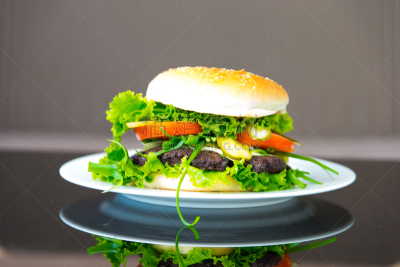 汉堡包,自制的,休闲活动,盐渍食品,西红柿,面包,牛肉汉堡,奶酪汉堡,炊具刀,芝麻