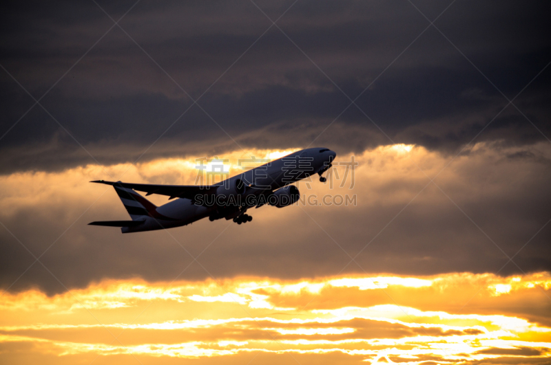 飞机,空中客车a380,航空器拍摄视角,天空,水平画幅,早晨,航空业,明亮,现代