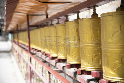转经筒,成一排,黄金,青藏高原,水平画幅,无人,佛教,中国,藏族,金色