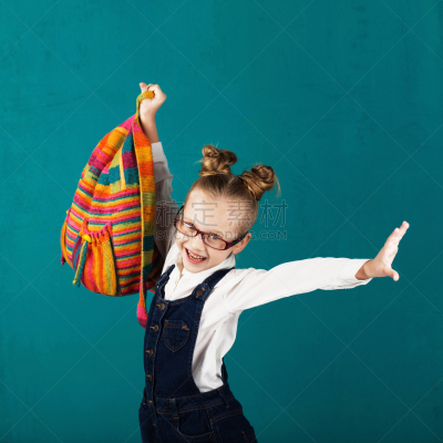 女生,小的,假装戴眼镜,眼镜盒,板擦,小学生,重的,未成年学生,眼镜,动机