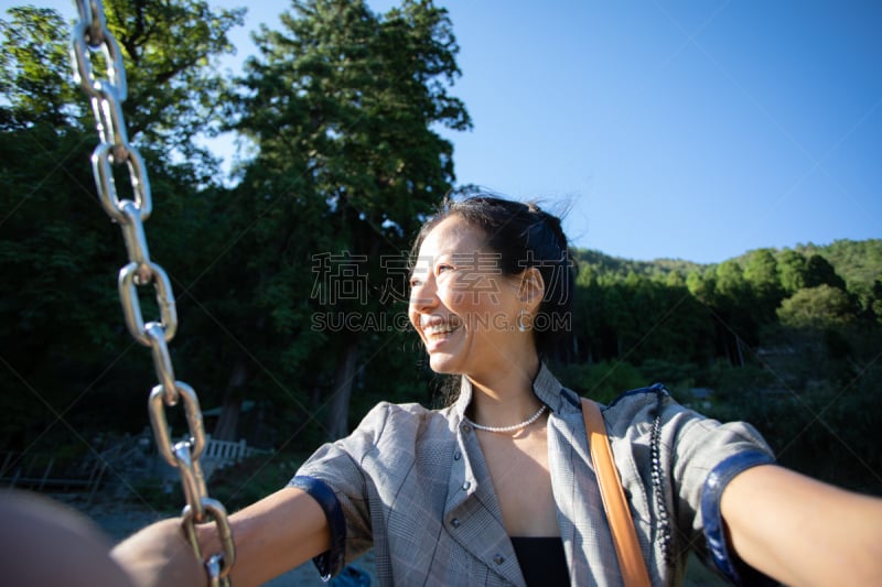 日本人,女人,自然美,天空,留白,休闲活动,夏天,不看镜头,仅成年人,自由