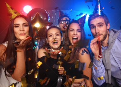 青年人,快乐,夜总会,五彩纸屑,夜晚,青春期,生日,男性,仅成年人,现代