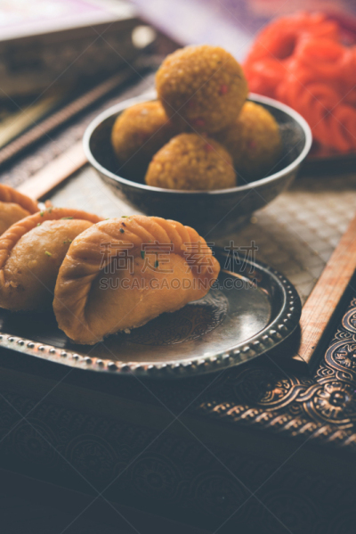 炸糖圈,甜食,选择对焦,白色背景,礼物,上菜,垂直画幅,印度小吃拉杜,无人,胡里节