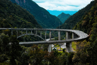 印度尼西亚,都市风景,旅游目的地,水平画幅,山,无人,西苏门答腊省,公路,旅行者,金融和经济