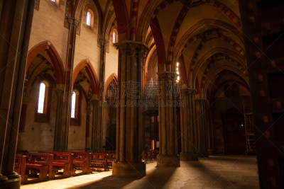 La Basilica di Sant'Andrea di Vercelli è una chiesa monacale cistercense e rappresenta uno dei pochi esempi di architettura gotica in Italia