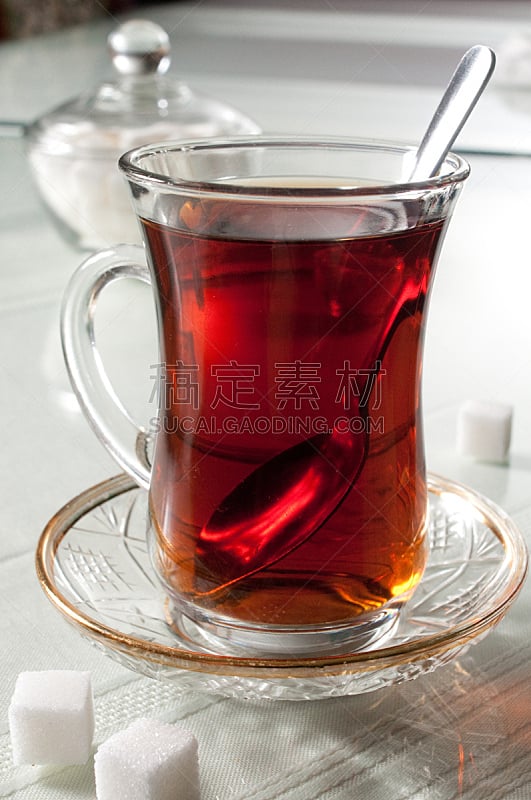 玻璃杯,红茶,垂直画幅,茶,白色,立方体形状,无人,汤匙,饮料,糖