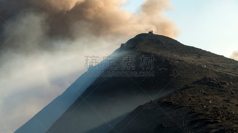 在上面,斯托伦波里岛,火山,伊奥利亚群岛,天空,公园,水平画幅,山,火山地形,古老的