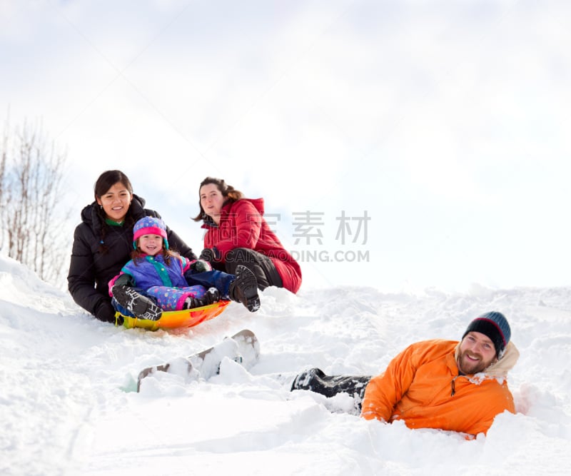 户外,雪橇滑学,深雪,二代家庭,雪板,姐妹,休闲游戏,运动,家庭,小的