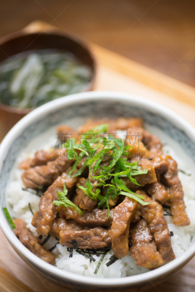 烧肉,日本食品,紫苏,长粒米,铁板烧,盖饭,汤碗,野餐烤牛肉,味噌汤,商务餐