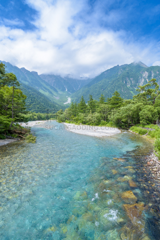 梓川,上高地国家公园,长野县,山,日本,中部山岳国立公园,松本,日本阿尔卑斯山脉,垂直画幅,水