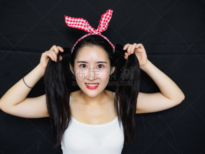 中国人,女人,头发,马笼头,手,粉色,美女,两个人,微笑