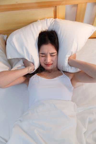 青年女人,卧室,噪声,背心,一个人,东亚人,床,床上用品,仅一个青年女人,东亚