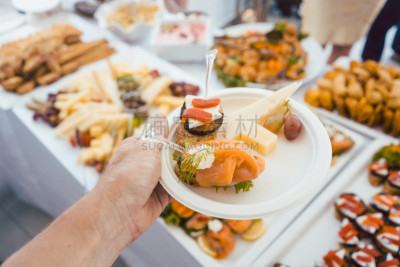 户外,食品,自助餐,男人,美,度假胜地,休闲活动,水平画幅,沙滩派对,美人