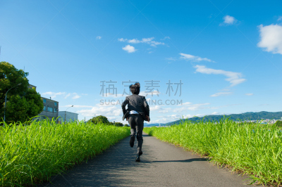 男商人,单行道,日本人,天空,留白,水平画幅,蓝色,人,户外,男性