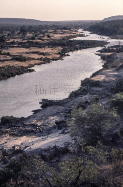 河流,垂直画幅,水,天空,沙子,无人,户外,静水,风景,灌木