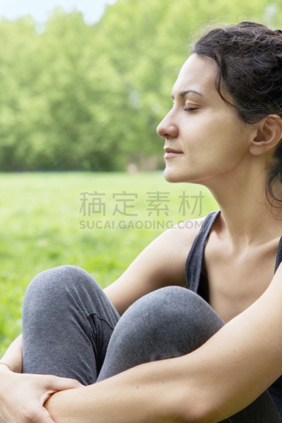 绿色,自然美,青年女人,田地,垂直画幅,四肢,健康,西班牙和葡萄牙人,夏天,草