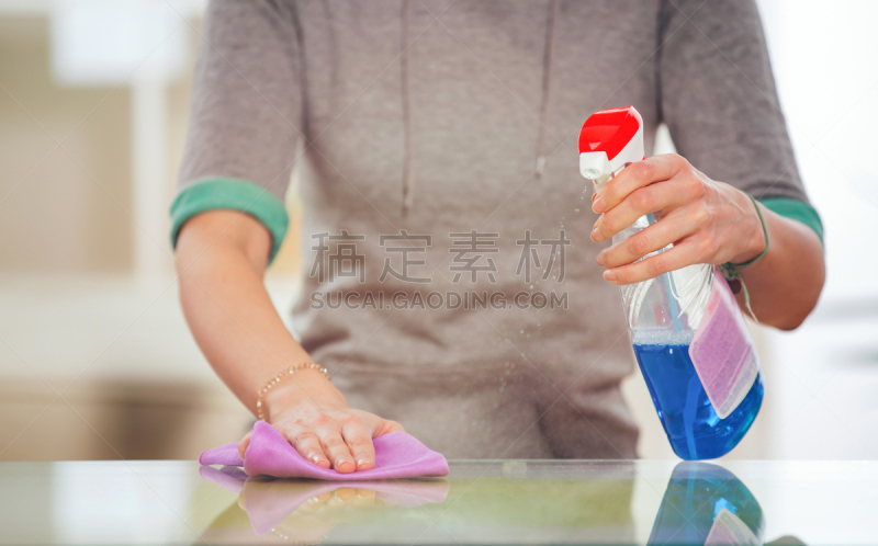 女人,玻璃,桌子,仆人,家庭生活,仅成年人,家务,工业,青年人,清洁器材