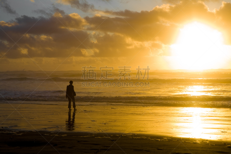 寂寞,蒂拉穆克,水没脚踝,青少年,俄勒冈州,俄勒冈郡,水平画幅,青年人,海滩,成年的