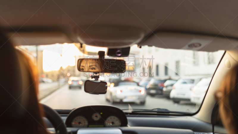 交通,汽车,城市,驾驶座,留白,通勤者,半身像,休闲活动,水平画幅,周末活动