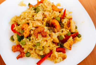 西班牙海鲜饭,盘子,白色,虾,水平画幅,无人,椒类食物,膳食,海产,辣椒