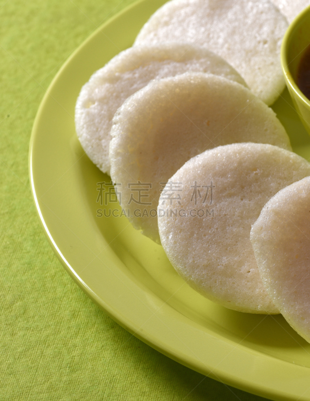 黑绿豆米饼,盘子,水鹿,绿色背景,碗,印度糕,泰米尔纳德邦,胡荽籽,酸辣酱,卡纳塔克邦