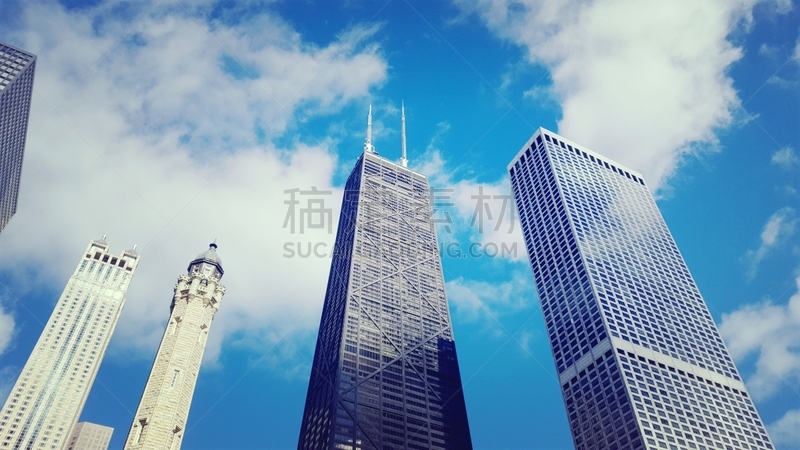 Vue du ciel bleu entre les grattes-ciel du centre-ville de Chicago dans l'état de l'Illinois aux États-Unis.