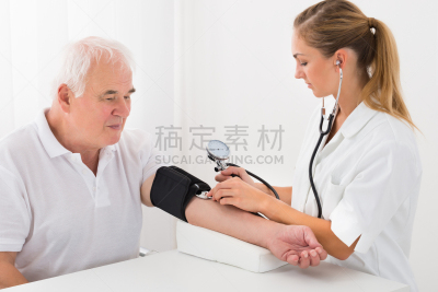 病人,血压计,男性,水平画幅,健康保健,心血管系统,脉诊,青年人