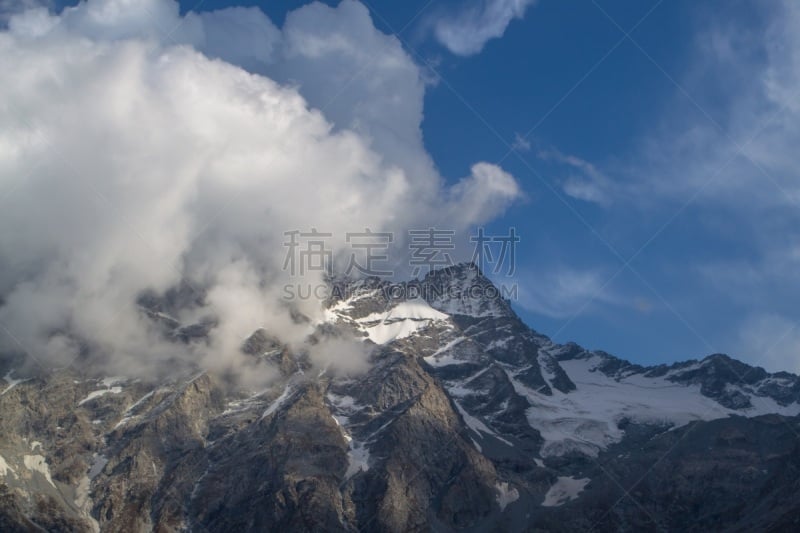 山,山脉,雪山,草地,当地著名景点,人类居住地,高处,地形,户外,夏天