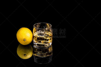 冰块,玻璃,柠檬,威士忌,黑色背景,白兰地酒杯,水平画幅,无人,上下颠倒,白兰地